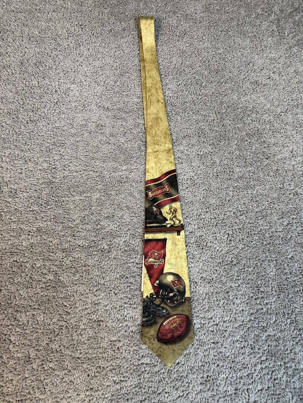 VTG Tampa Bay Buccaneers Tie Mens One Size Gold Pointed 100% Silk Eagle Wings